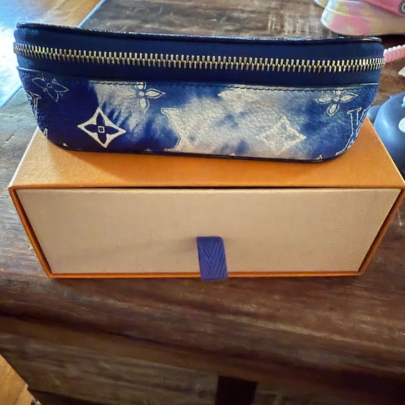 Louis Vuitton Monogram Bandana Sunglass Case GM - Picture 3 of 6